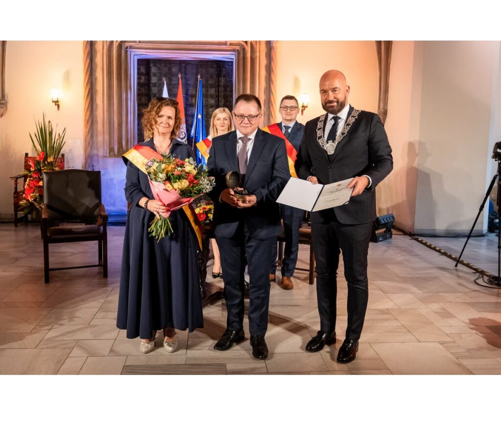 Dr hab. n. med. Ryszard Międzybrodzki z Nagrodą Prezydenta Wrocławia